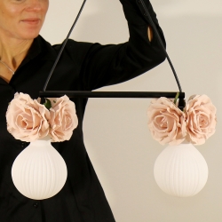 Romantische Lampe mit Blumen & Rosenblüten in Altrosa, Unikat