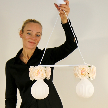 Romantische Lampe mit Blumen & Rosenblüten in zartem Rosa Pastell