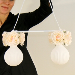 Romantische Lampe mit Blumen & Rosenblüten in zartem Rosa Pastell