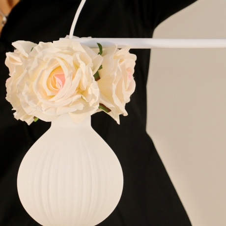 Romantische Lampe mit Blumen & Rosenblüten in zartem Rosa Pastell