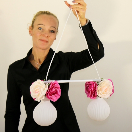 Romantische Lampe mit Blumen und Rosenblüten in Pink und Rosa