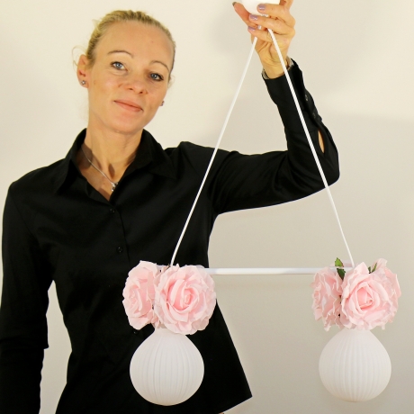 Romantische Lampe mit Blumen und Rosenblüten in Rosa Pastell