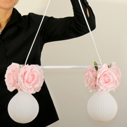 Romantische Lampe mit Blumen und Rosenblüten in Rosa Pastell