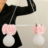 Romantische Lampe mit Blumen und Rosenblüten in Rosa Pastell