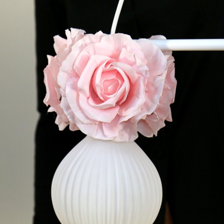 Romantische Lampe mit Blumen und Rosenblüten in Rosa Pastell