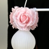 Romantische Lampe mit Blumen und Rosenblüten in Rosa Pastell