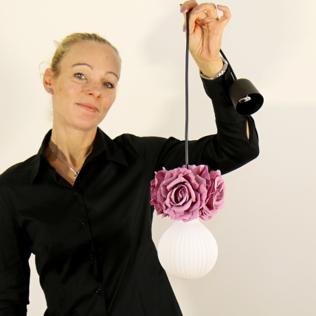 Romantische Lampe mit Blumen & Rosenblüten in Lila, Unikat