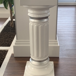 Schön bemalte griechische Säule. 68 cm.