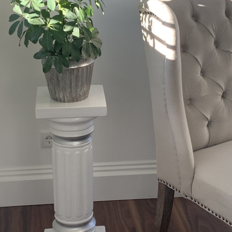 Schön bemalte griechische Säule. 68 cm.