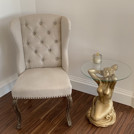 Wunderschöner Tisch, sitzende Meerjungfrau. 56 cm.