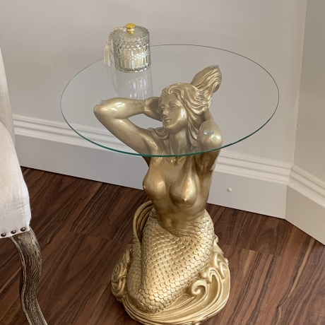 Wunderschöner Tisch, sitzende Meerjungfrau. 56 cm.