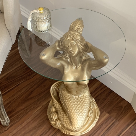 Wunderschöner Tisch, sitzende Meerjungfrau. 56 cm.