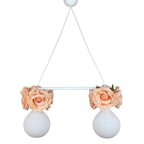 Romantische Lampe mit Blumen und Rosenblüten in Pfirsich Pastell