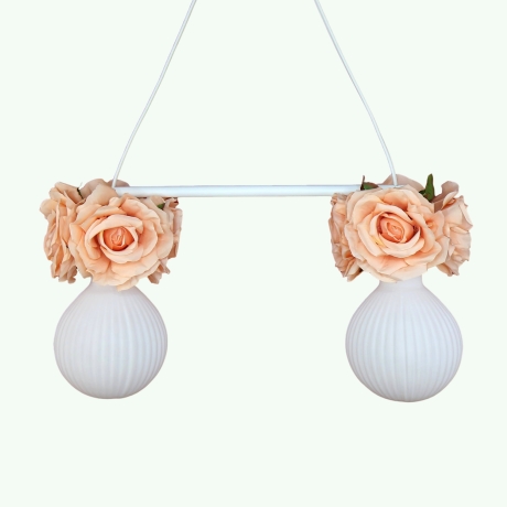 Romantische Lampe mit Blumen und Rosenblüten in Pfirsich Pastell
