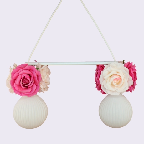 Romantische Lampe mit Blumen und Rosenblüten in Pink und Rosa