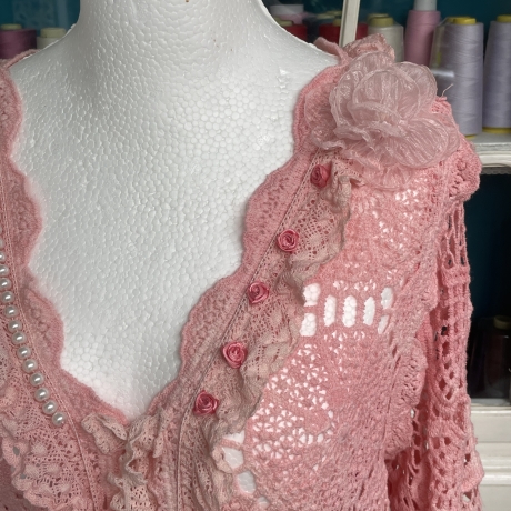 Jacke Strickjacke Bohojacke mit Rüschen und Perlen Taschenwerk