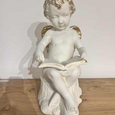 Schöne Figur, ein Engel, der auf einem Baumstamm sitzt. 41 cm.