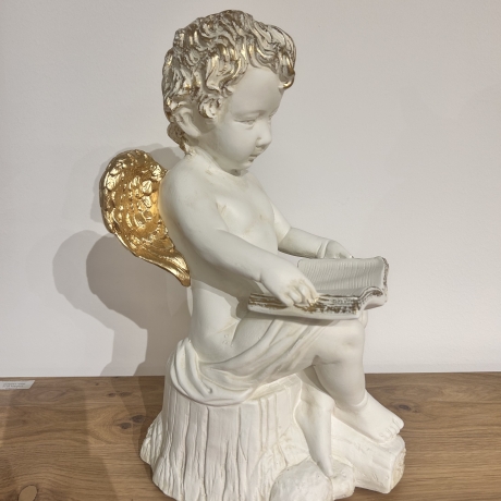 Schöne Figur, ein Engel, der auf einem Baumstamm sitzt. 41 cm.