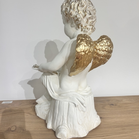 Schöne Figur, ein Engel, der auf einem Baumstamm sitzt. 41 cm.