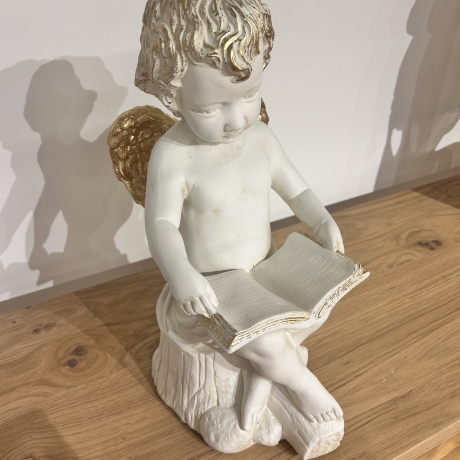 Schöne Figur, ein Engel, der auf einem Baumstamm sitzt. 41 cm.