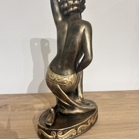 Schöne Tänzerfigur mit goldenen Akzenten. 37 cm.