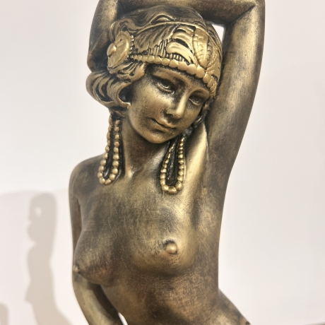 Schöne Tänzerfigur mit goldenen Akzenten. 37 cm.