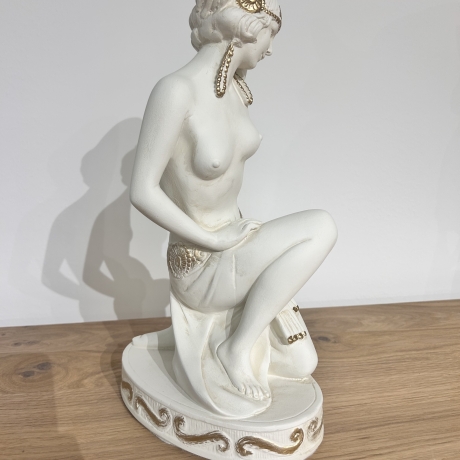 Schöne Tänzerfigur mit goldenen Akzenten. 37 cm.