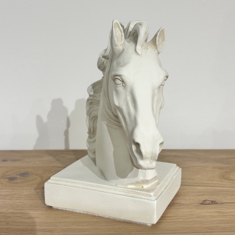 Figur eines Pferdekopfes. 19 cm.