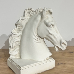 Figur eines Pferdekopfes. 19 cm.