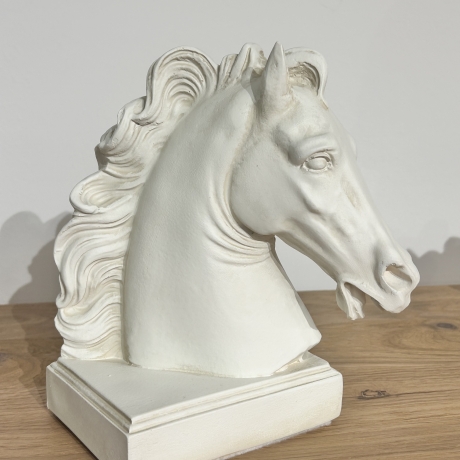 Figur eines Pferdekopfes. 19 cm.