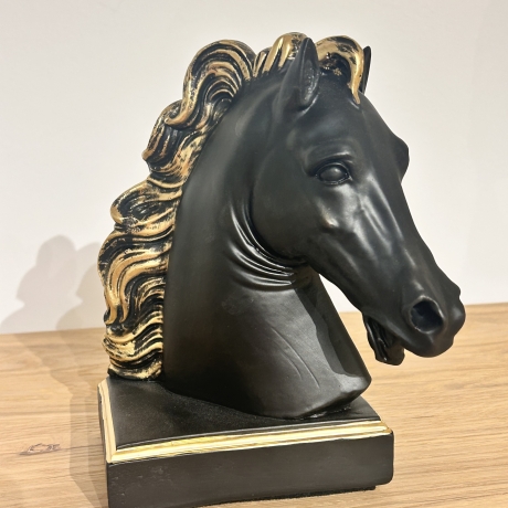 Figur eines Pferdekopfes. 19 cm.