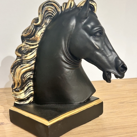 Figur eines Pferdekopfes. 19 cm.