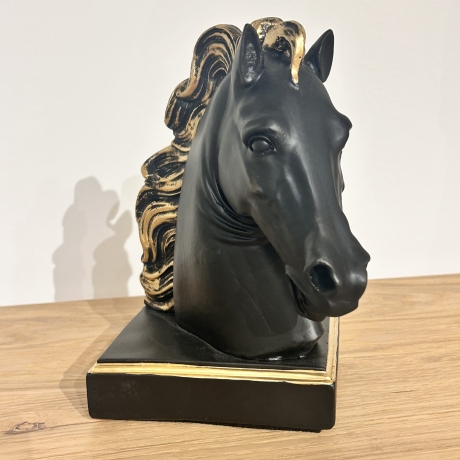 Figur eines Pferdekopfes. 19 cm.