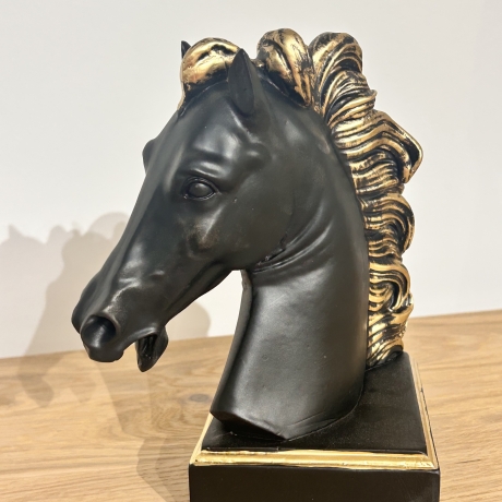 Figur eines Pferdekopfes. 19 cm.