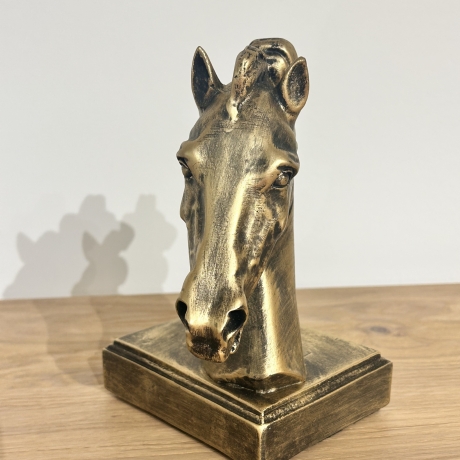 Figur eines Pferdekopfes. 19 cm.