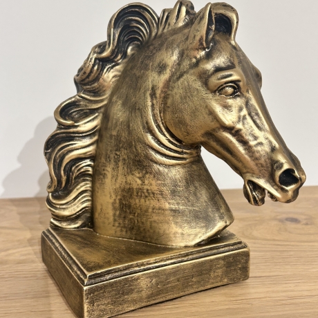 Figur eines Pferdekopfes. 19 cm.