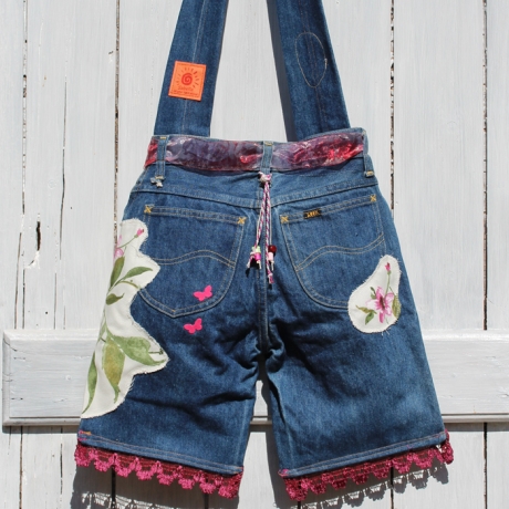 Unikat Tasche mit Rosen Dekor und Spitzenborte in Fuchsia Pink