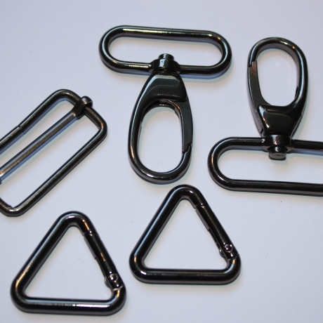 2x Karabiner Dreieck schwarz-silber 25 mm 