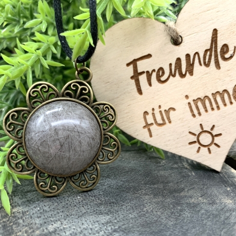 Handgefertigtes Tierhaar-Amulett Blume des Lebens