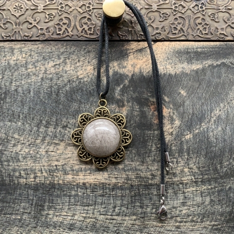 Handgefertigtes Tierhaar-Amulett Blume des Lebens