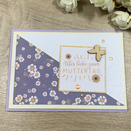 Grußkarte zum Muttertag - lila - Blumen - Holzschmetterling