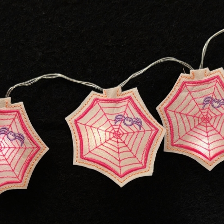 Spinne mit Netz Lichtdeko Halloween Stickdatei