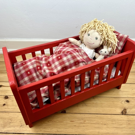 Vintage Puppenbett aus Holz rot Puppenbettwäsche Puppenmöbel