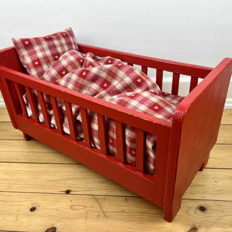 Vintage Puppenbett aus Holz rot Puppenbettwäsche Puppenmöbel