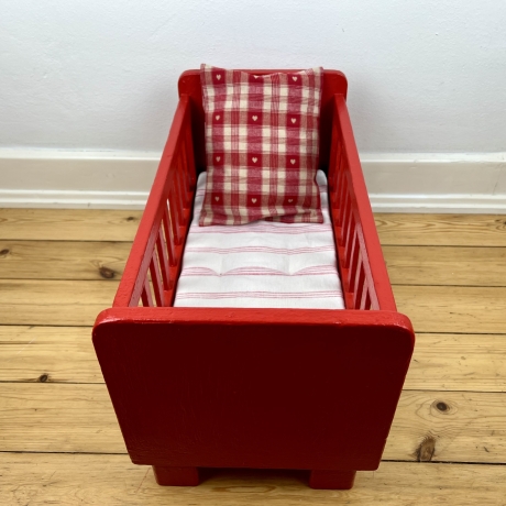 Vintage Puppenbett aus Holz rot Puppenbettwäsche Puppenmöbel