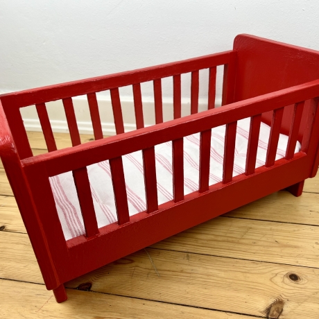 Vintage Puppenbett aus Holz rot Puppenbettwäsche Puppenmöbel