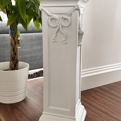 Säule mit Schnur verziert. 75 cm. Schöne Dekoration.