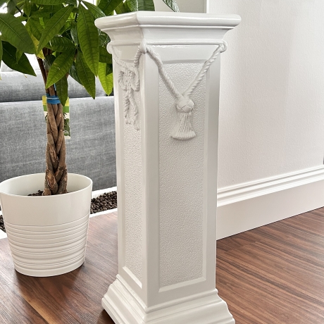 Säule mit Schnur verziert. 75 cm. Schöne Dekoration.