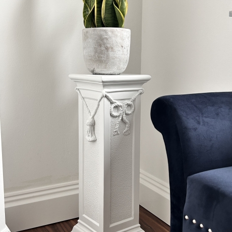 Säule mit Schnur verziert. 75 cm. Schöne Dekoration.