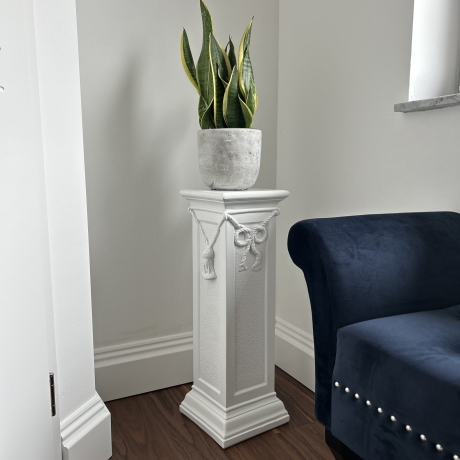 Säule mit Schnur verziert. 75 cm. Schöne Dekoration.